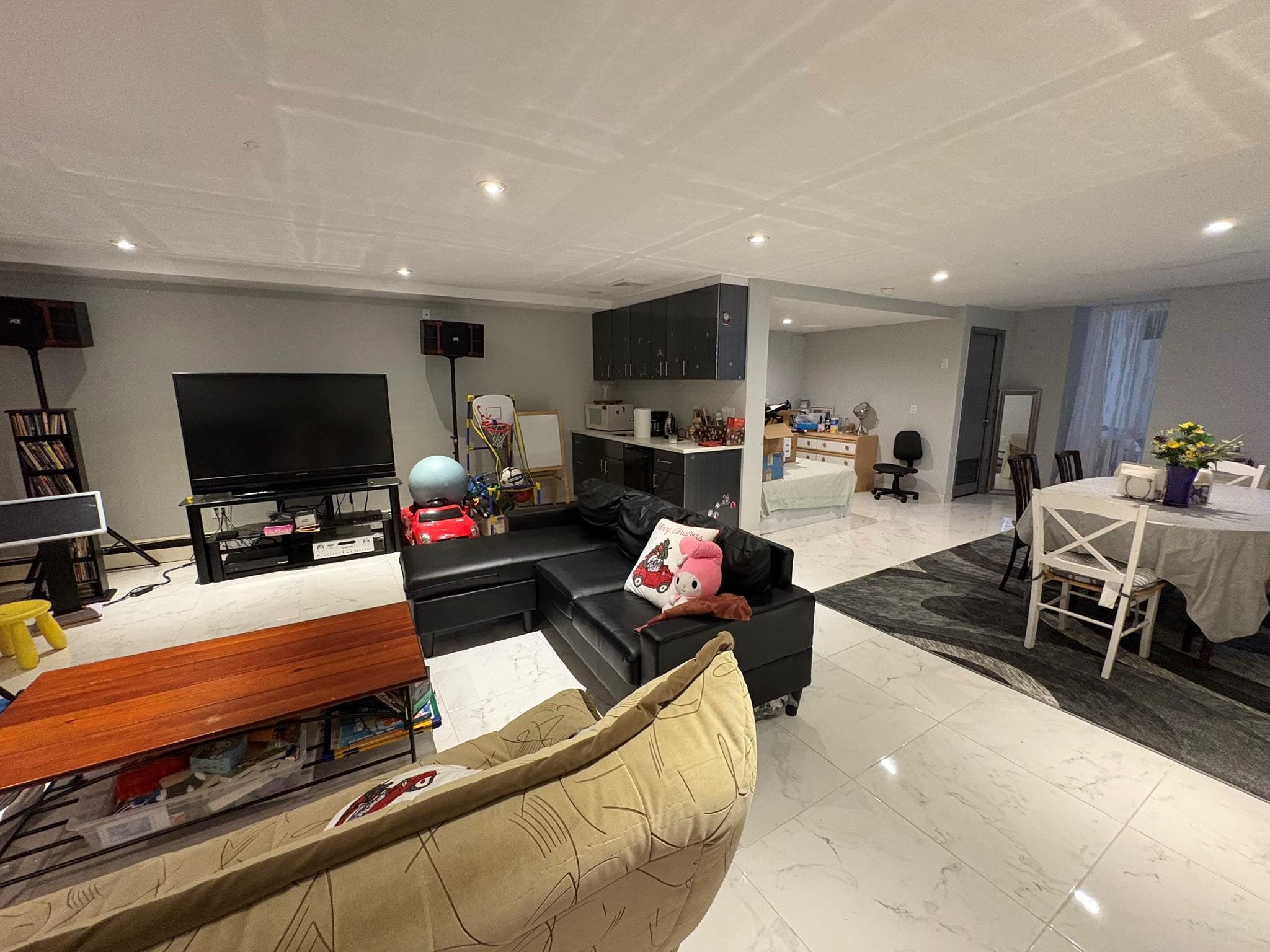 164-22 73rd Ave, Fresh Meadows, NY 11366