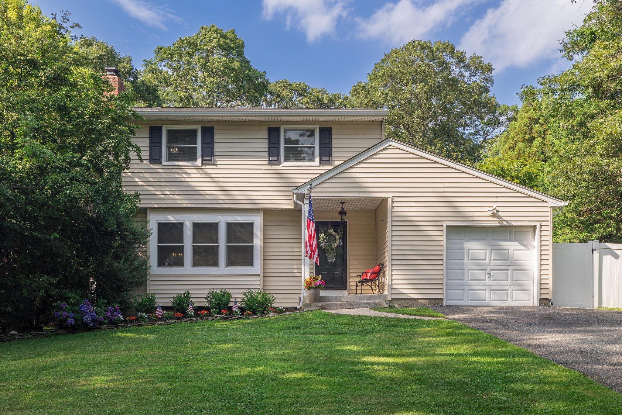 5 Monett Place, Huntington, NY 11740