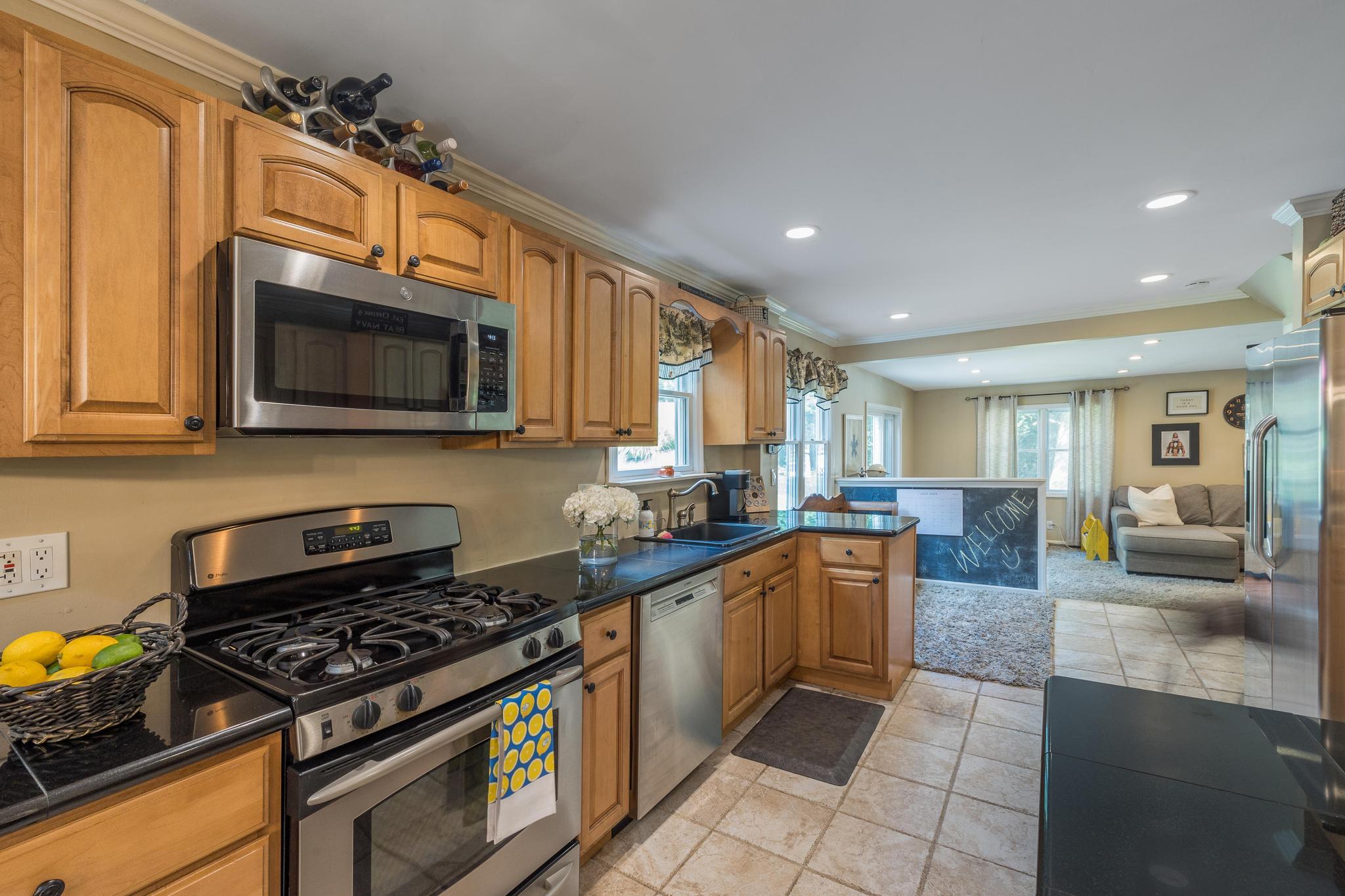 5 Monett Place, Greenlawn, NY 11740