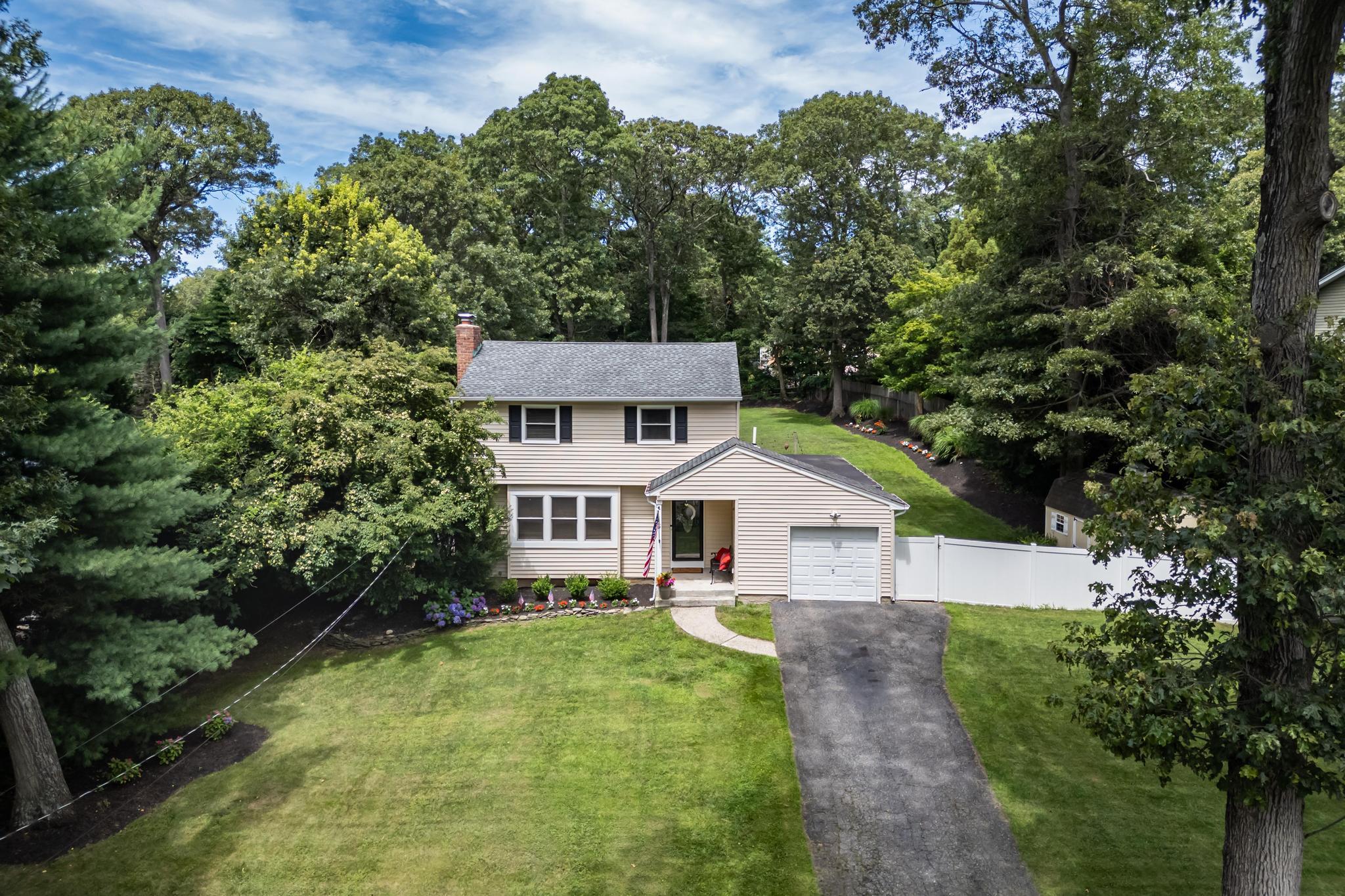 5 Monett Place, Greenlawn, NY 11740