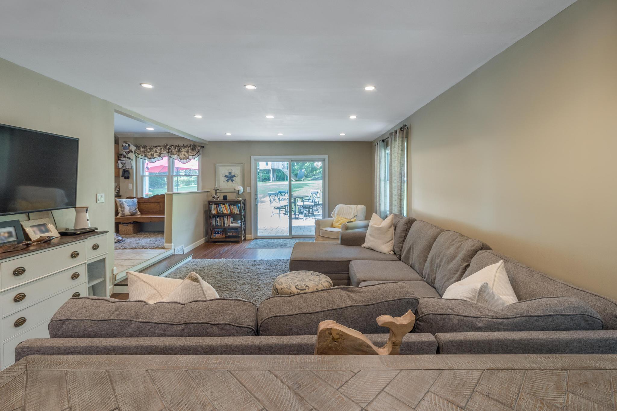 5 Monett Place, Greenlawn, NY 11740