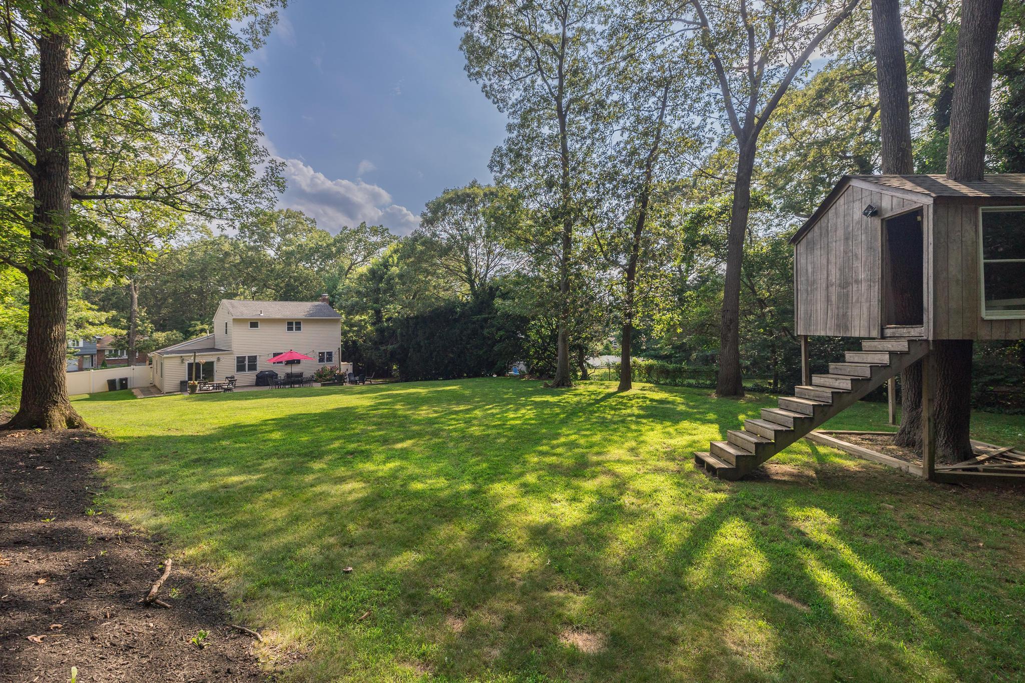 5 Monett Place, Greenlawn, NY 11740