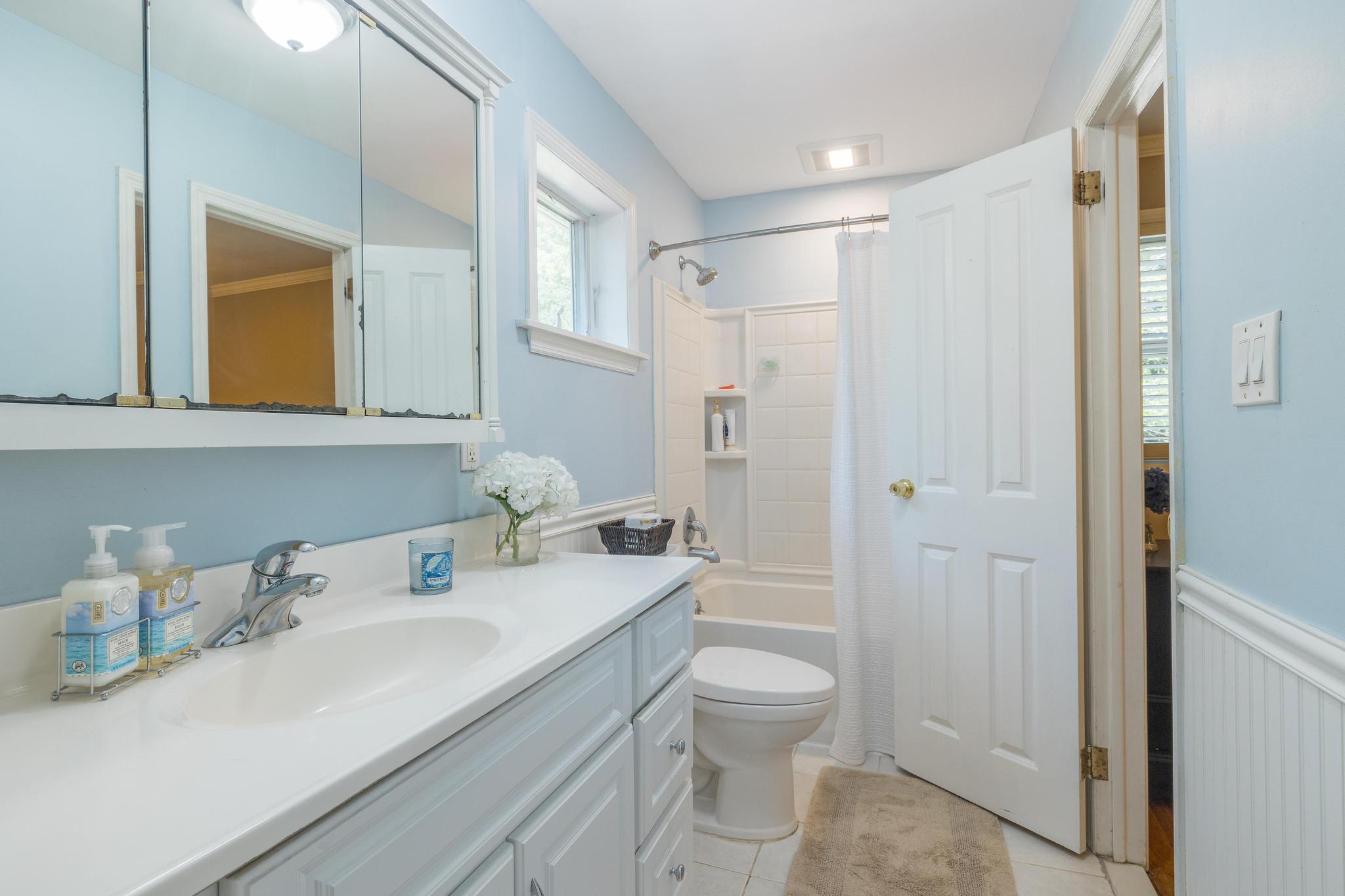 5 Monett Place, Greenlawn, NY 11740