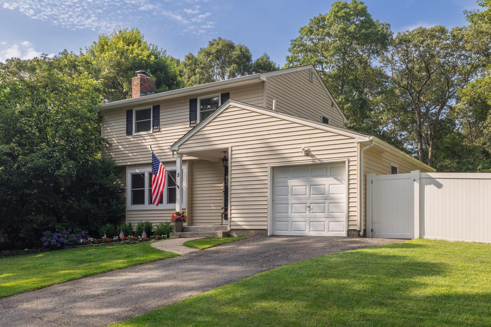 5 Monett Place, Greenlawn, NY 11740