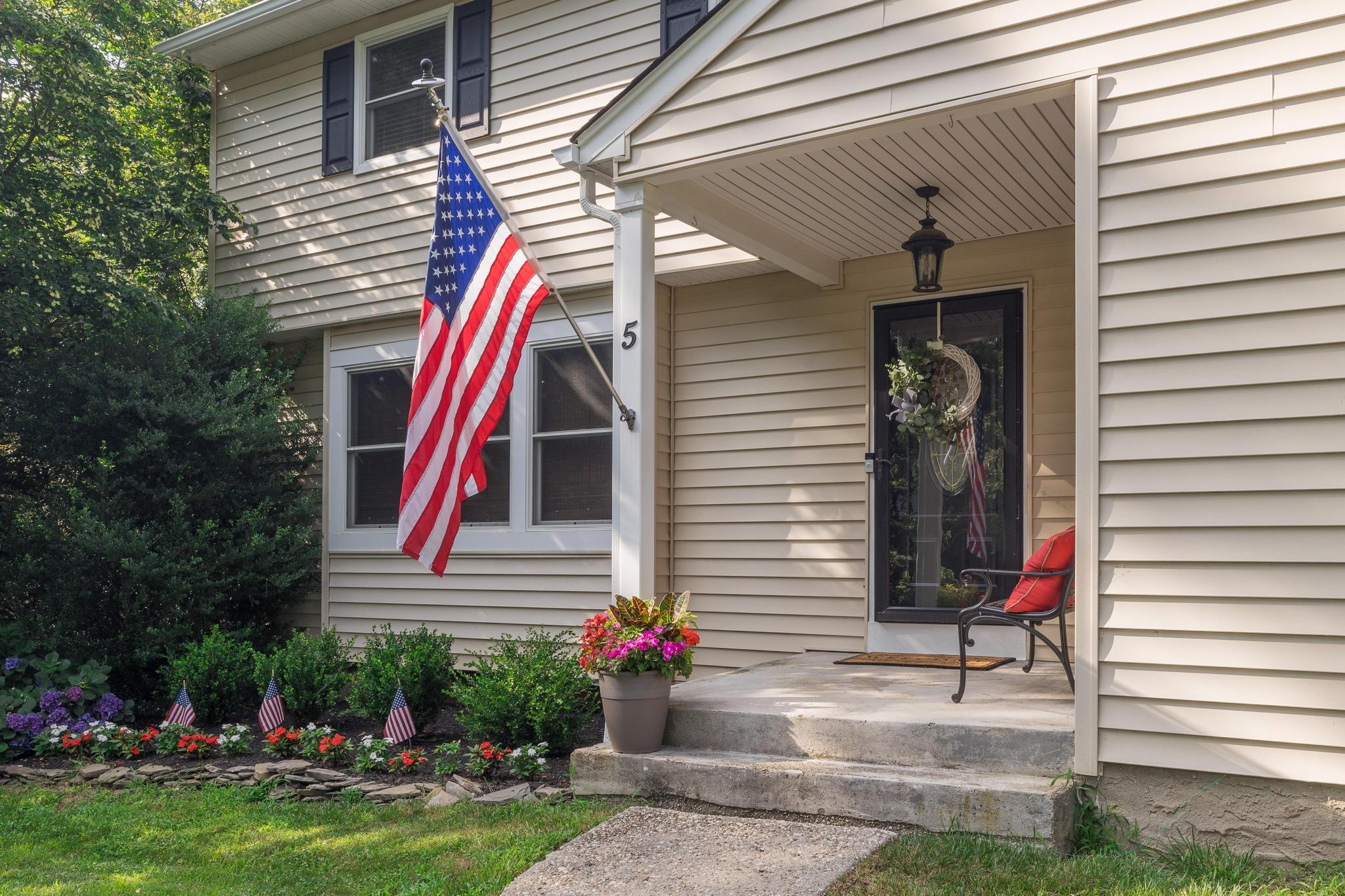 5 Monett Place, Greenlawn, NY 11740