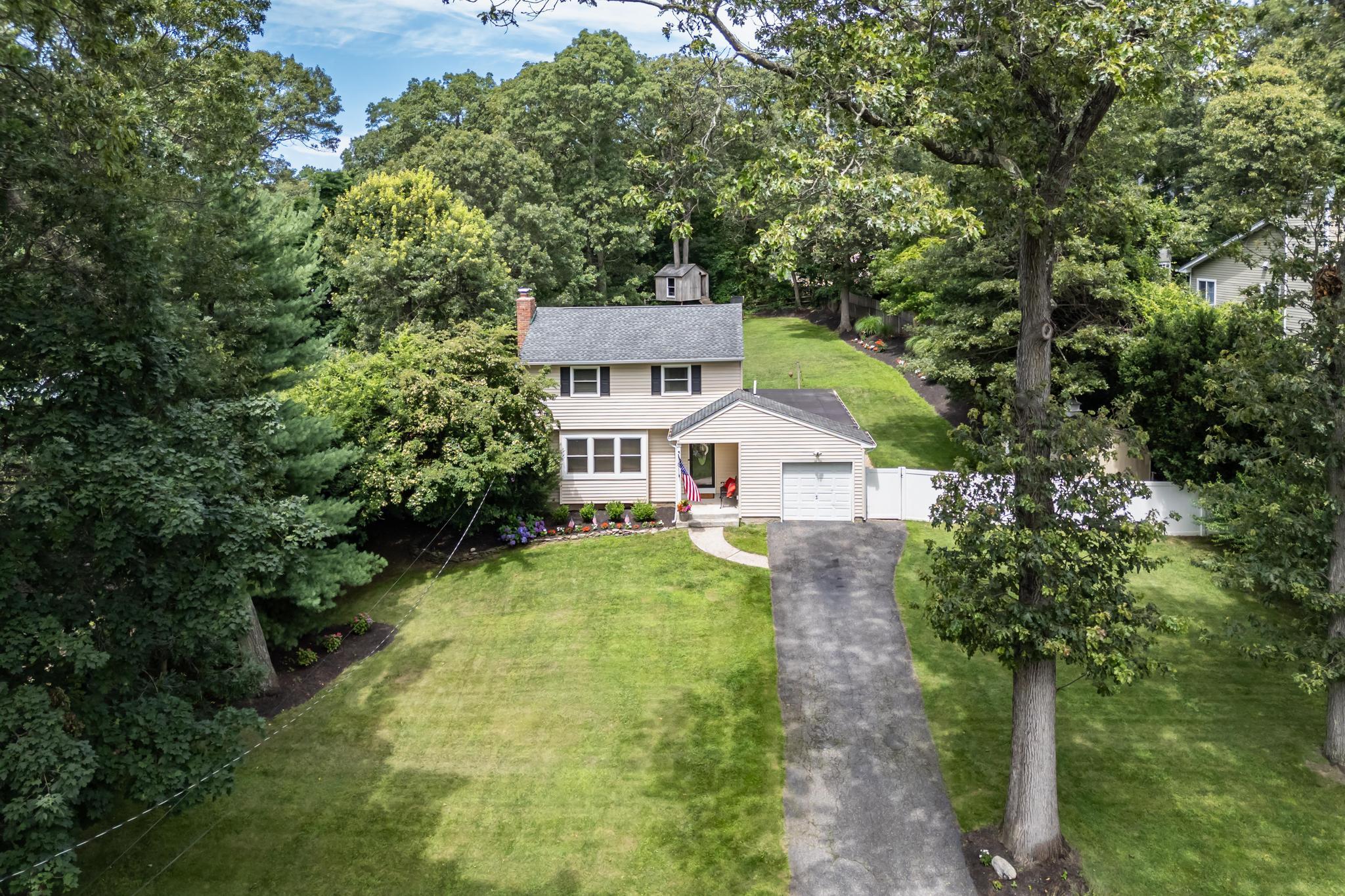 5 Monett Place, Greenlawn, NY 11740