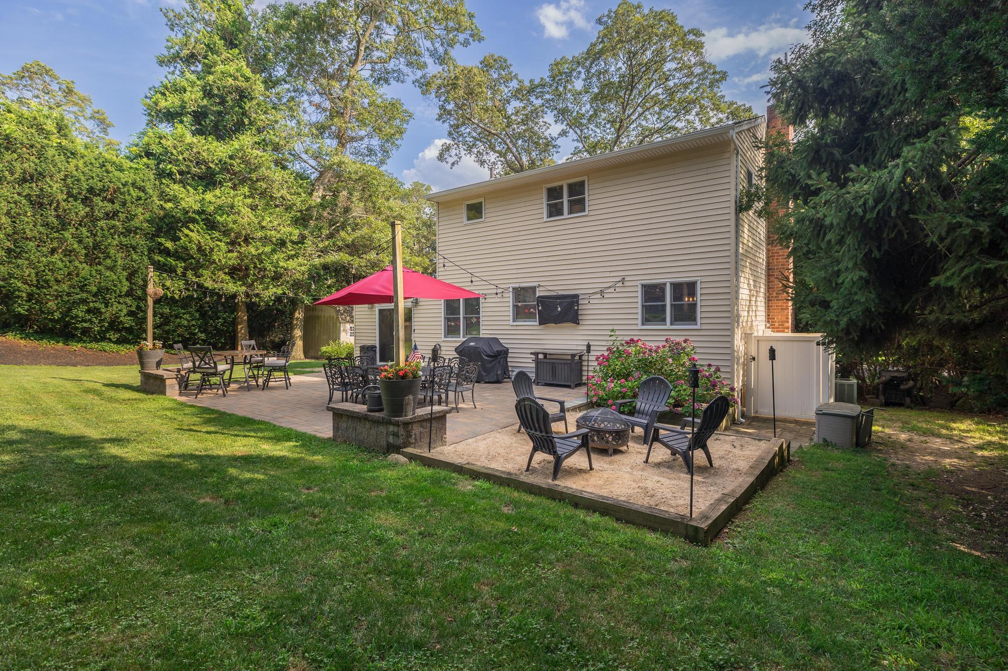 5 Monett Place, Greenlawn, NY 11740