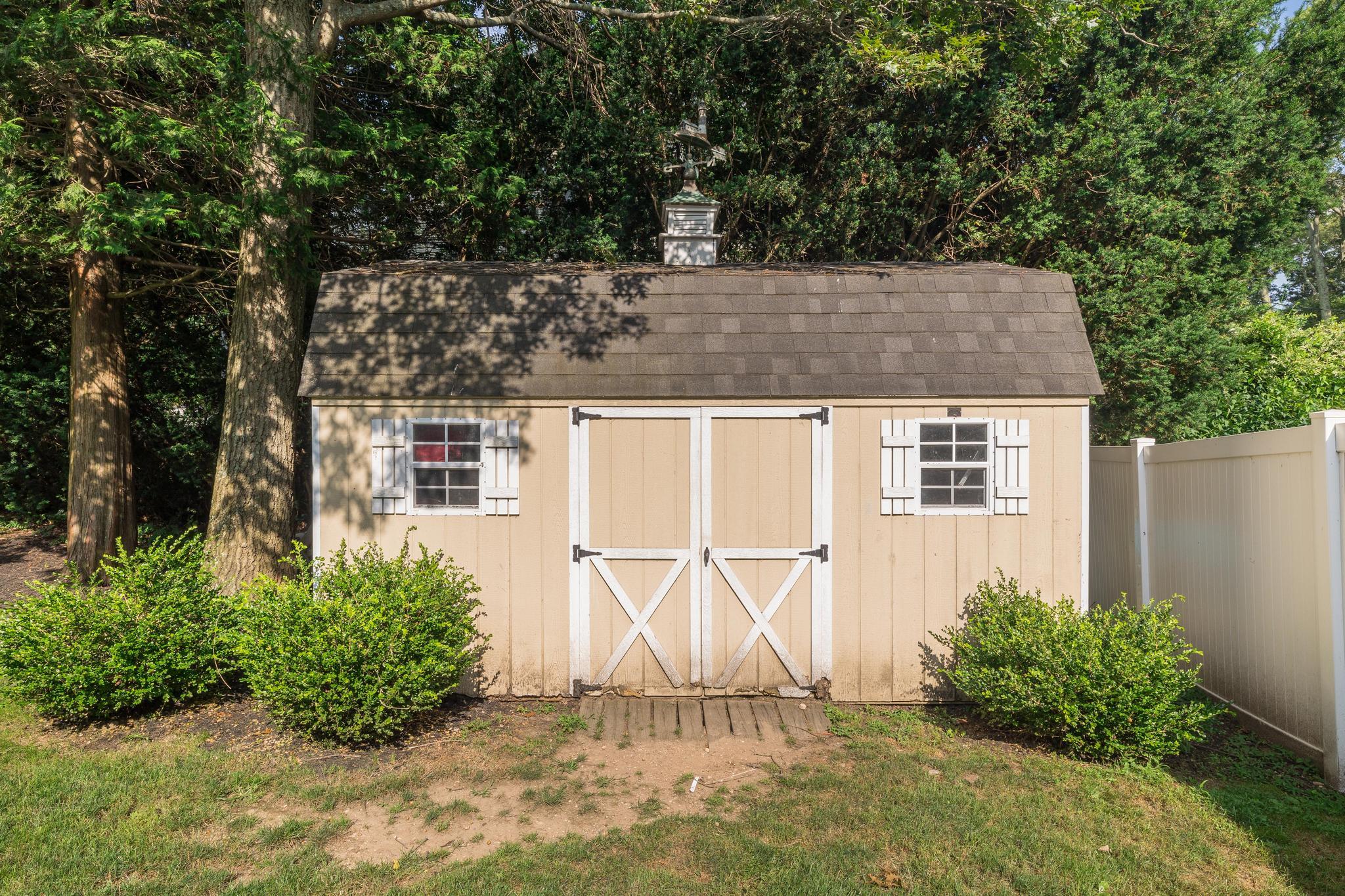 5 Monett Place, Greenlawn, NY 11740