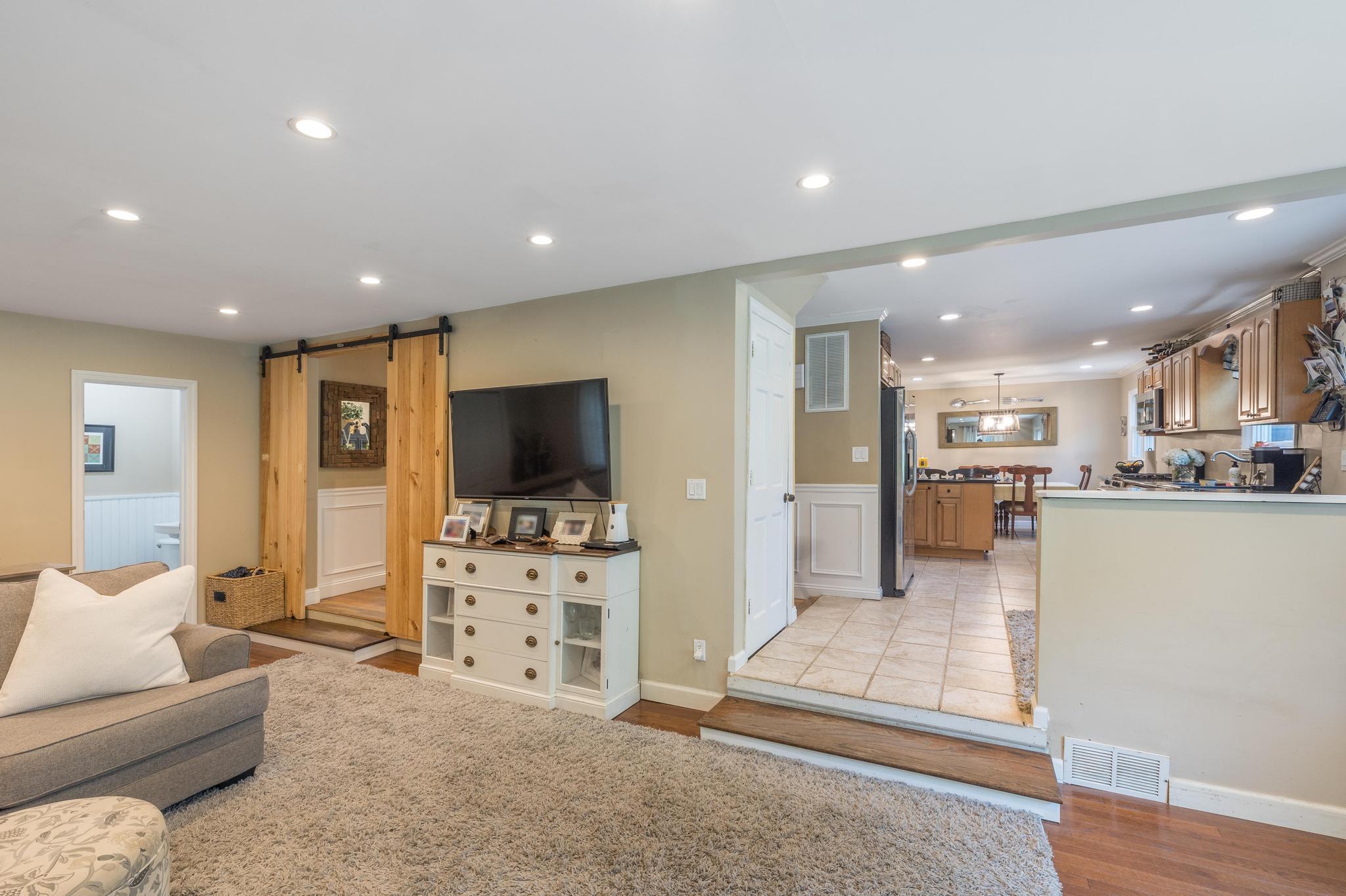 5 Monett Place, Greenlawn, NY 11740