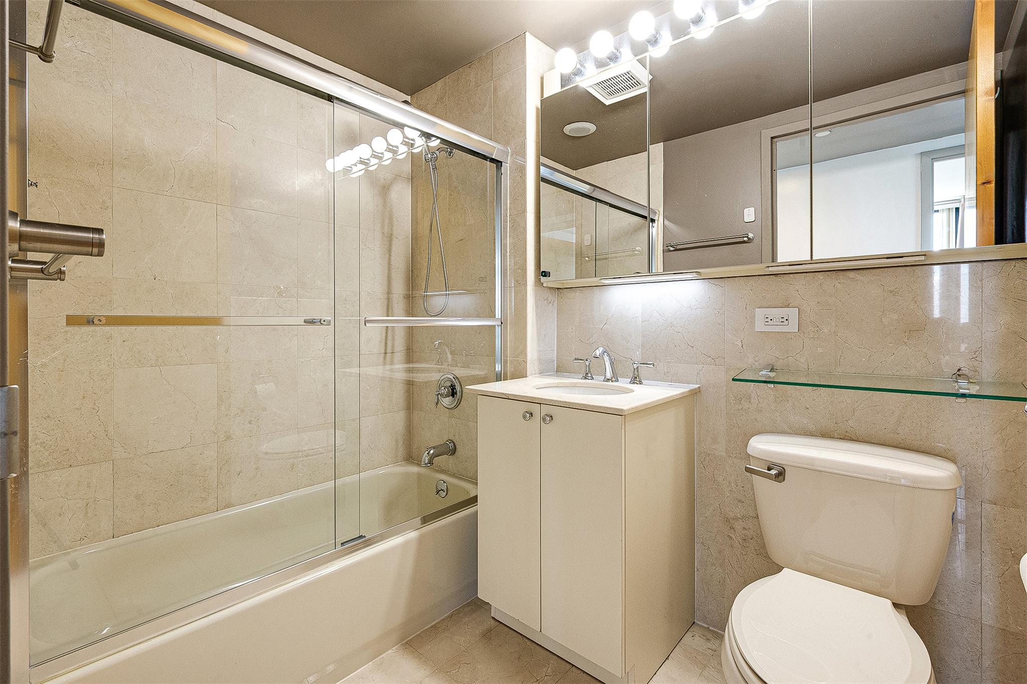 116-24 Grosvenor Lane # 8D, Kew Gardens, NY 11415