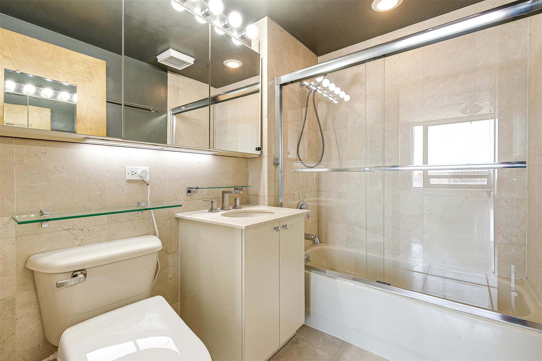 116-24 Grosvenor Lane # 8D, Kew Gardens, NY 11415