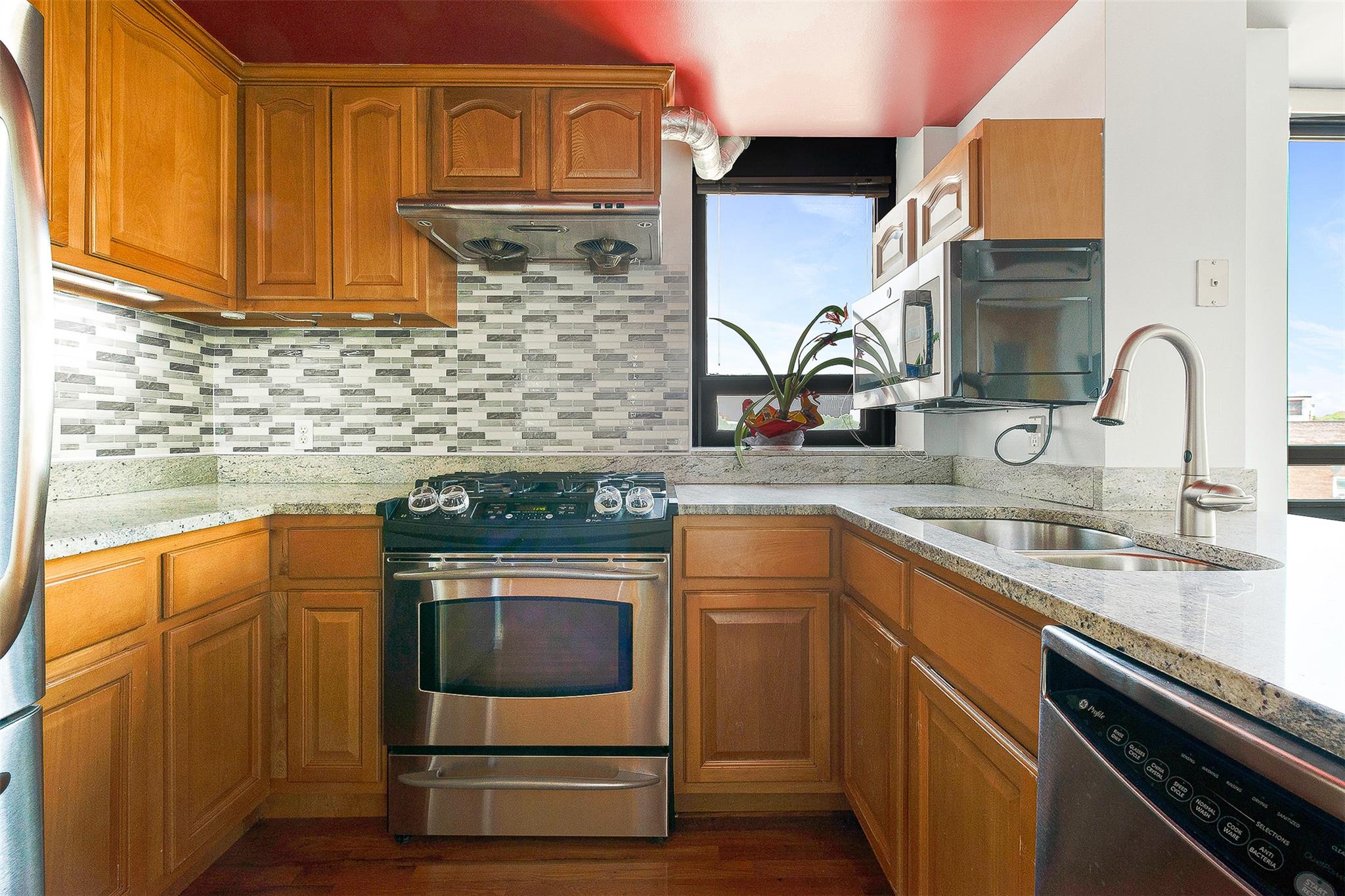 116-24 Grosvenor Lane # 8D, Kew Gardens, NY 11415