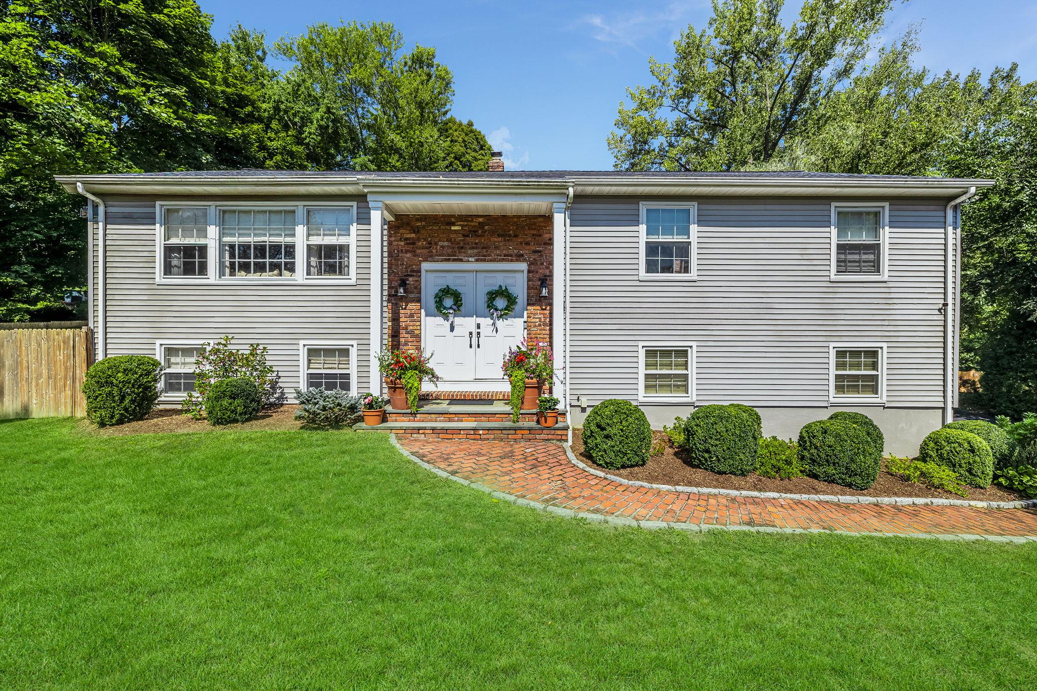 13 Robin Hood Road, Bedford Hills, NY 10507