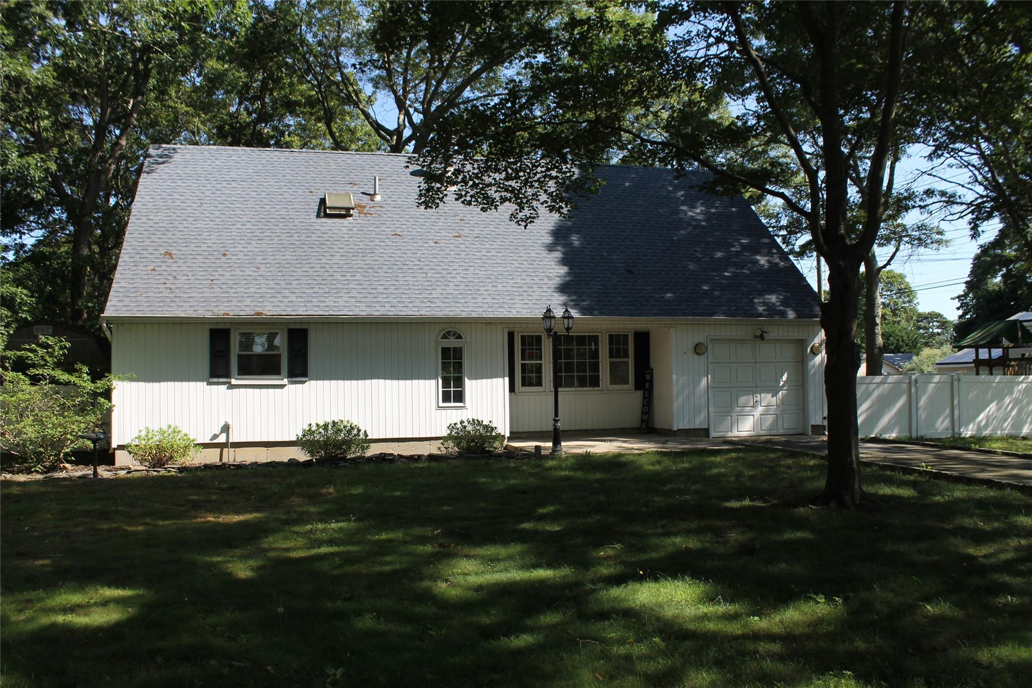 11 Roberts Road, Shirley, NY 11967