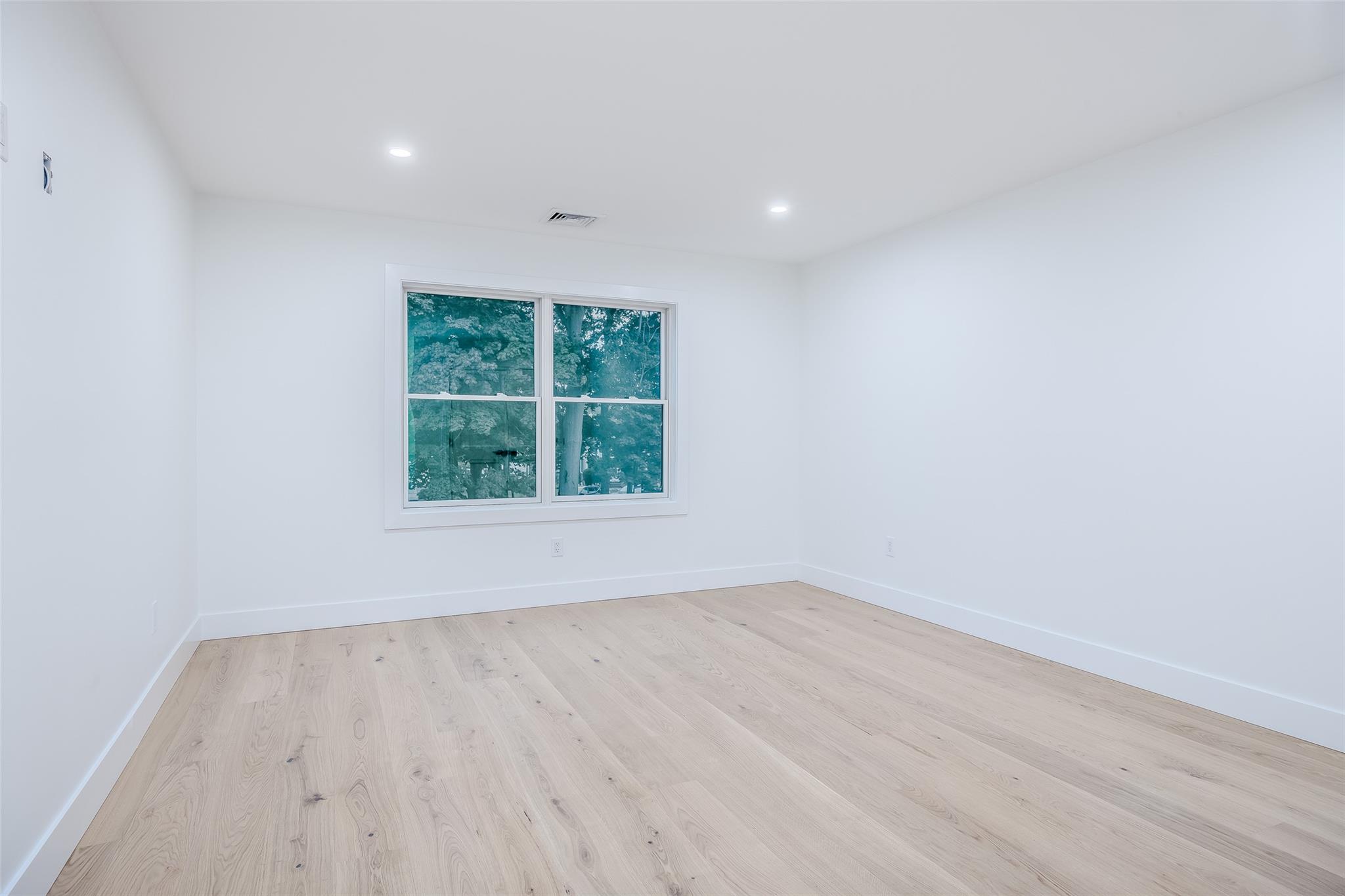 9 Friends Lane, Westbury, NY 11590