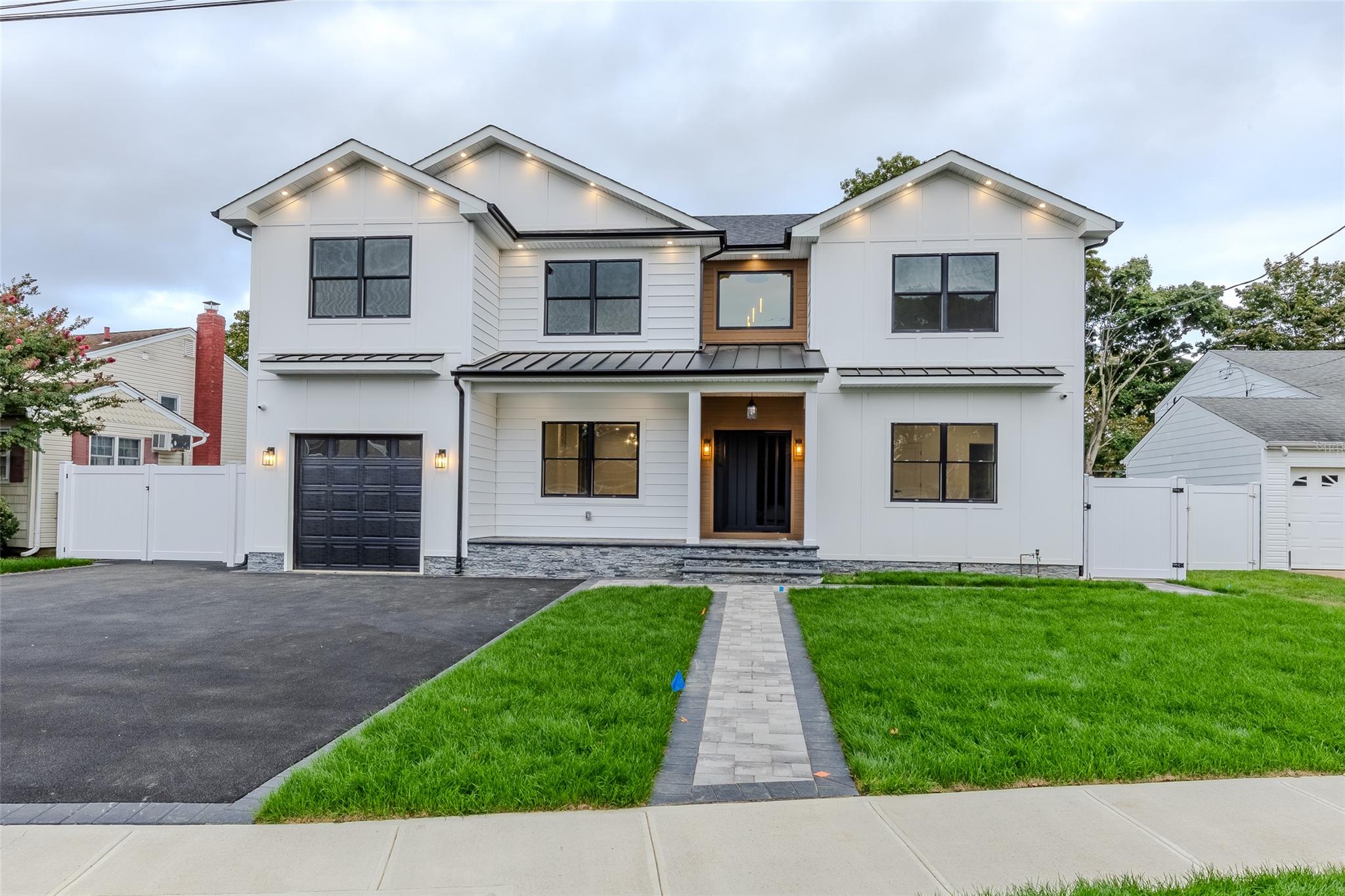 9 Friends Lane, Westbury, NY 11590