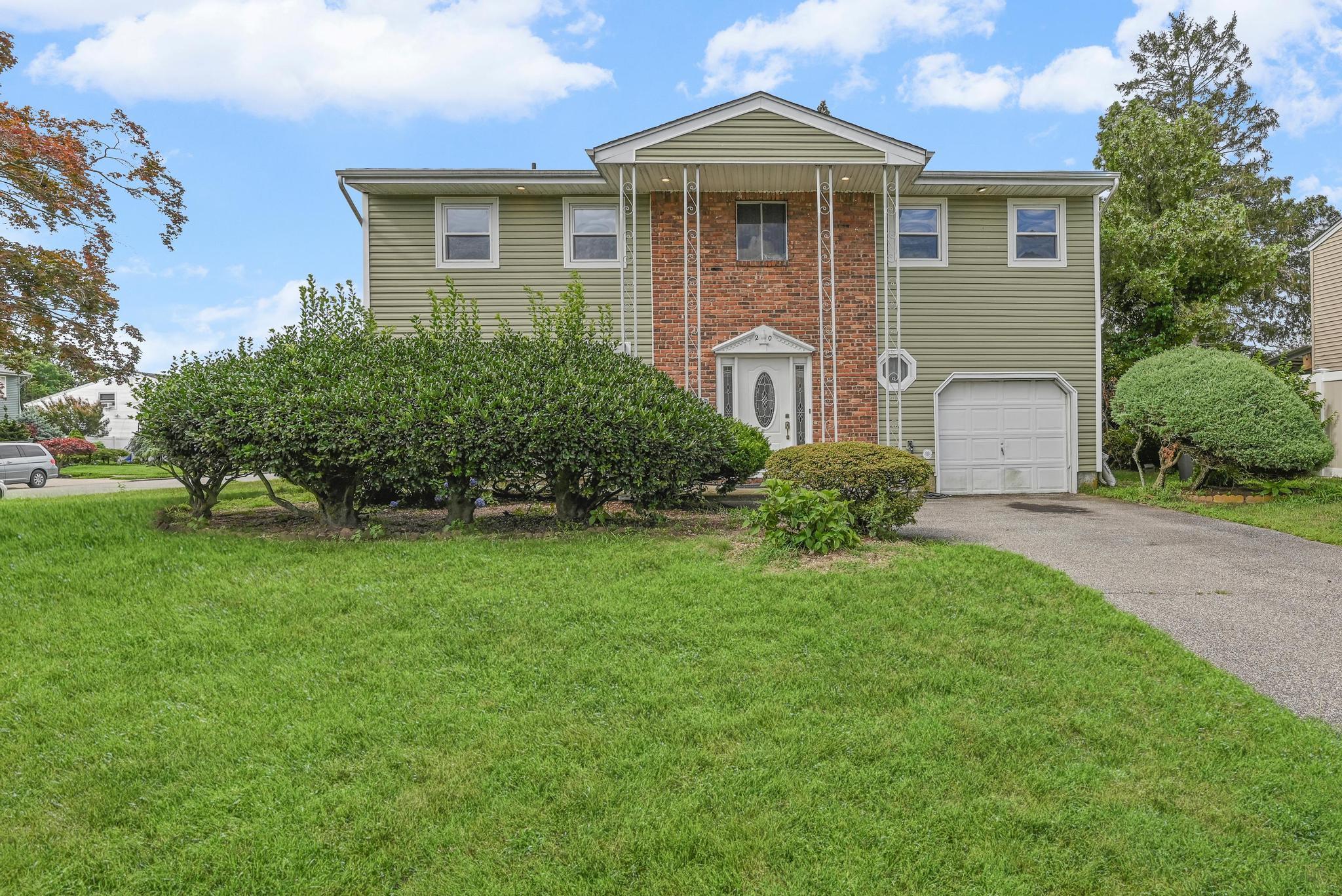 20 Sunshine Lane, Amityville, NY 11701