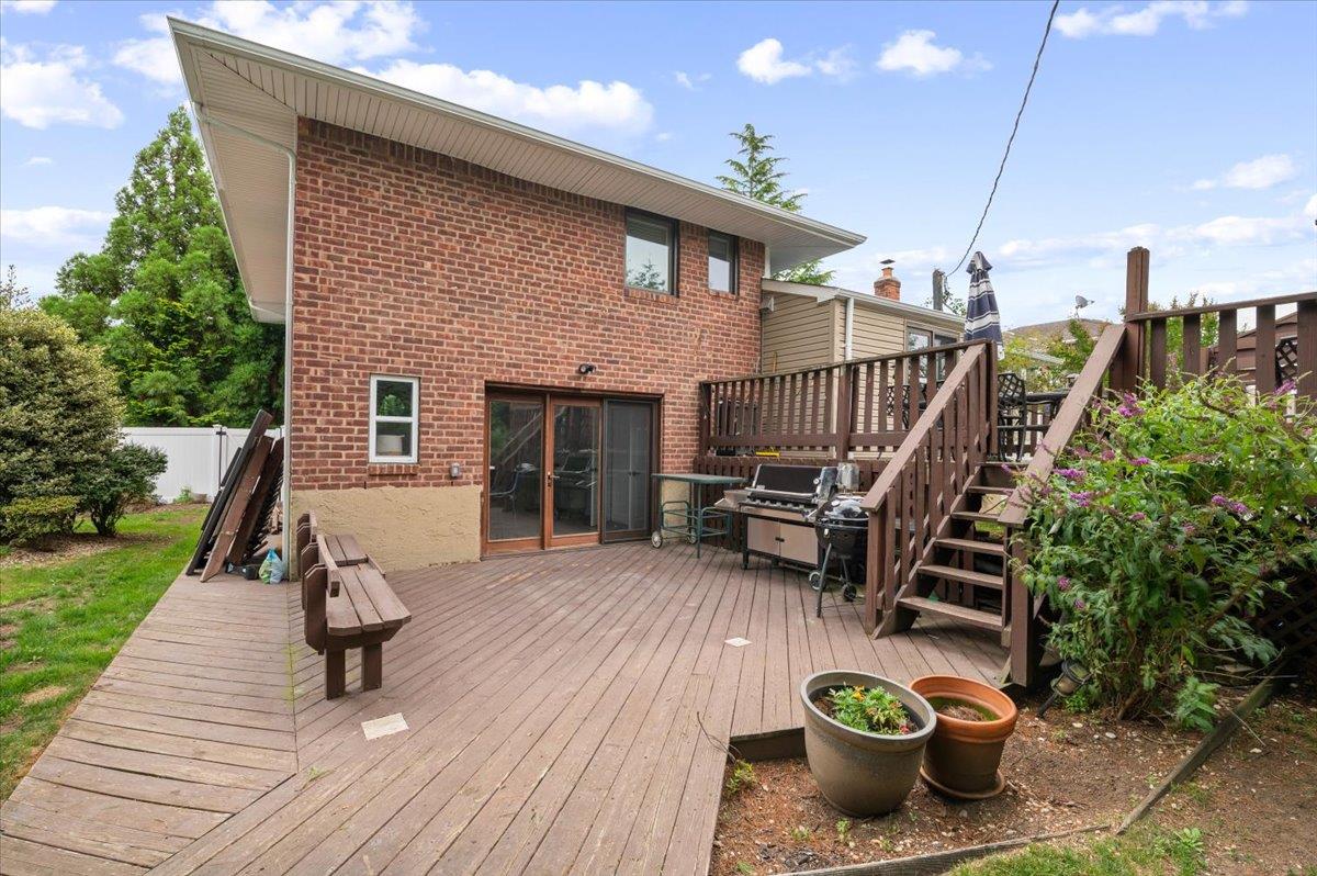 47 Winthrop Road, Plainview, NY 11803