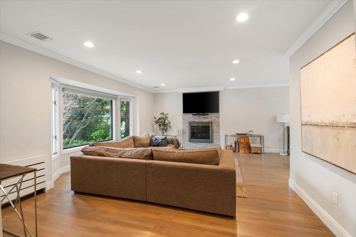 47 Winthrop Road, Plainview, NY 11803