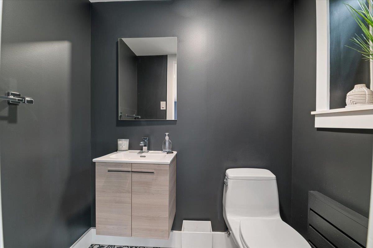 47 Winthrop Road, Plainview, NY 11803