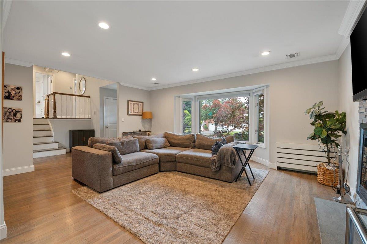 47 Winthrop Road, Plainview, NY 11803