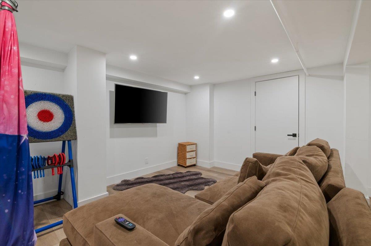 47 Winthrop Road, Plainview, NY 11803