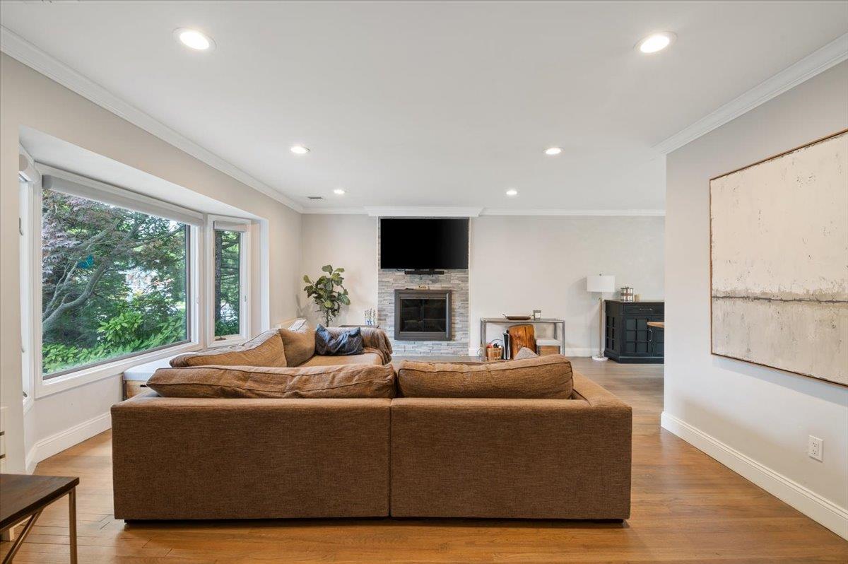 47 Winthrop Road, Plainview, NY 11803