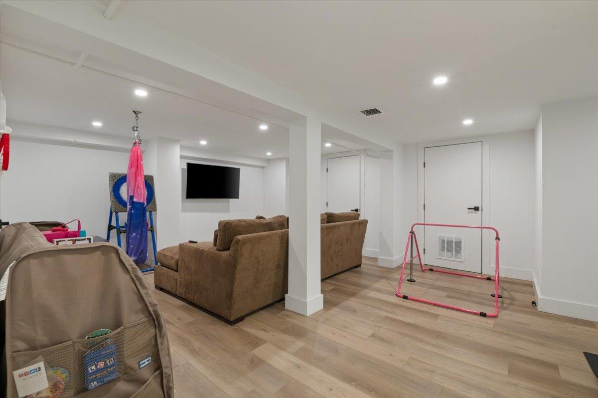 47 Winthrop Road, Plainview, NY 11803