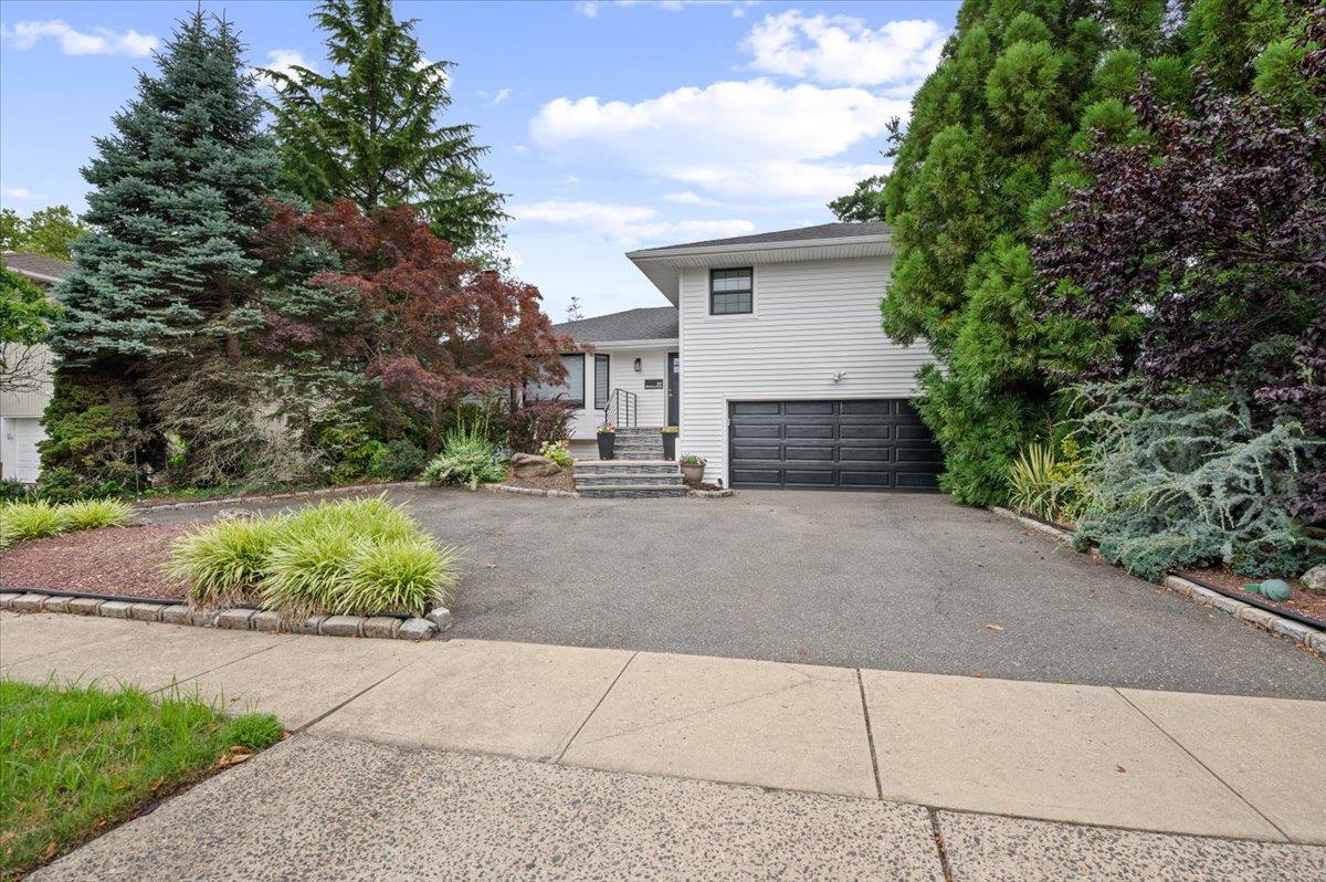 47 Winthrop Road, Plainview, NY 11803