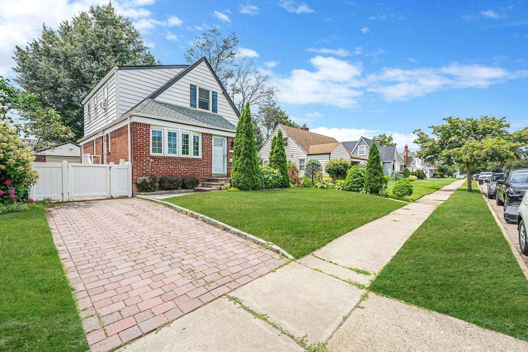 133 Andrews Road, Mineola, NY 11501