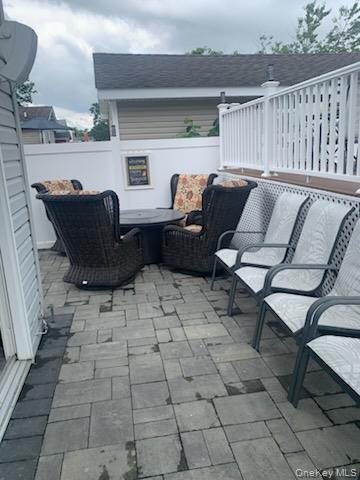 46 Knoll Street, Lindenhurst, NY 11757