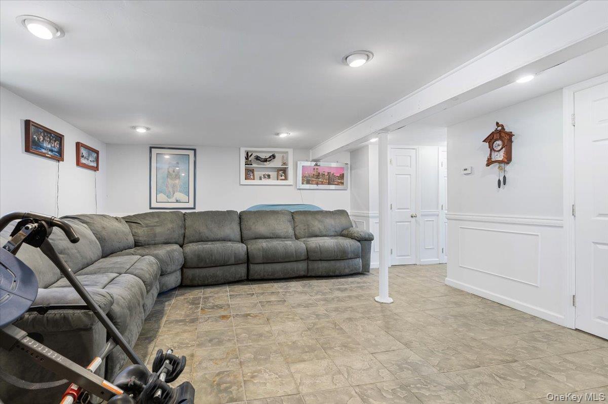 46 Knoll Street, Lindenhurst, NY 11757