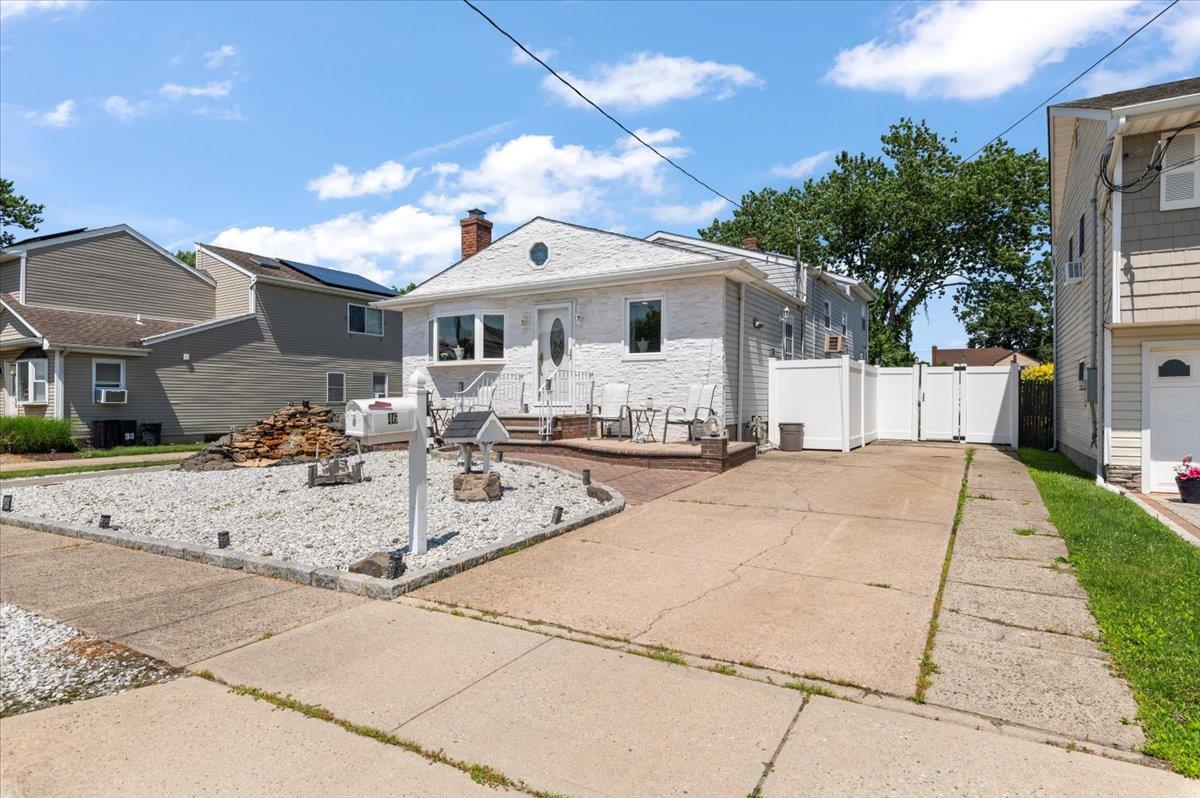 46 Knoll Street, Lindenhurst, NY 11757