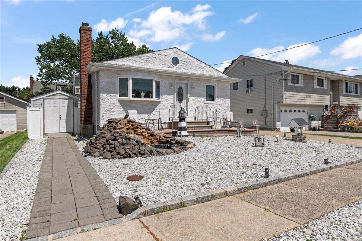 46 Knoll Street, Lindenhurst, NY 11757