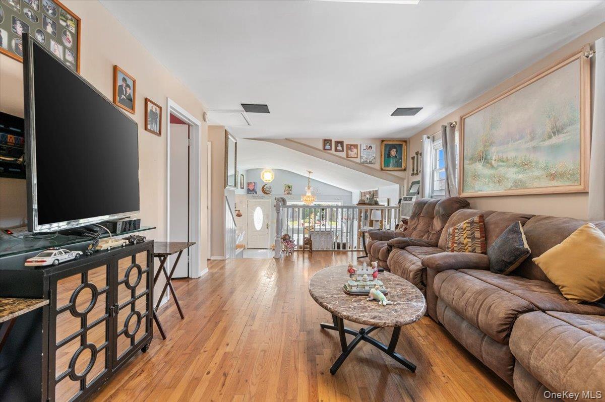 46 Knoll Street, Lindenhurst, NY 11757