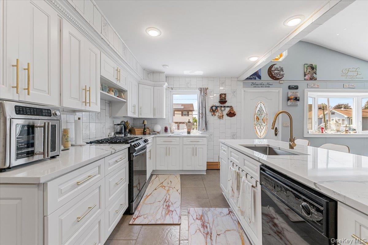 46 Knoll Street, Lindenhurst, NY 11757