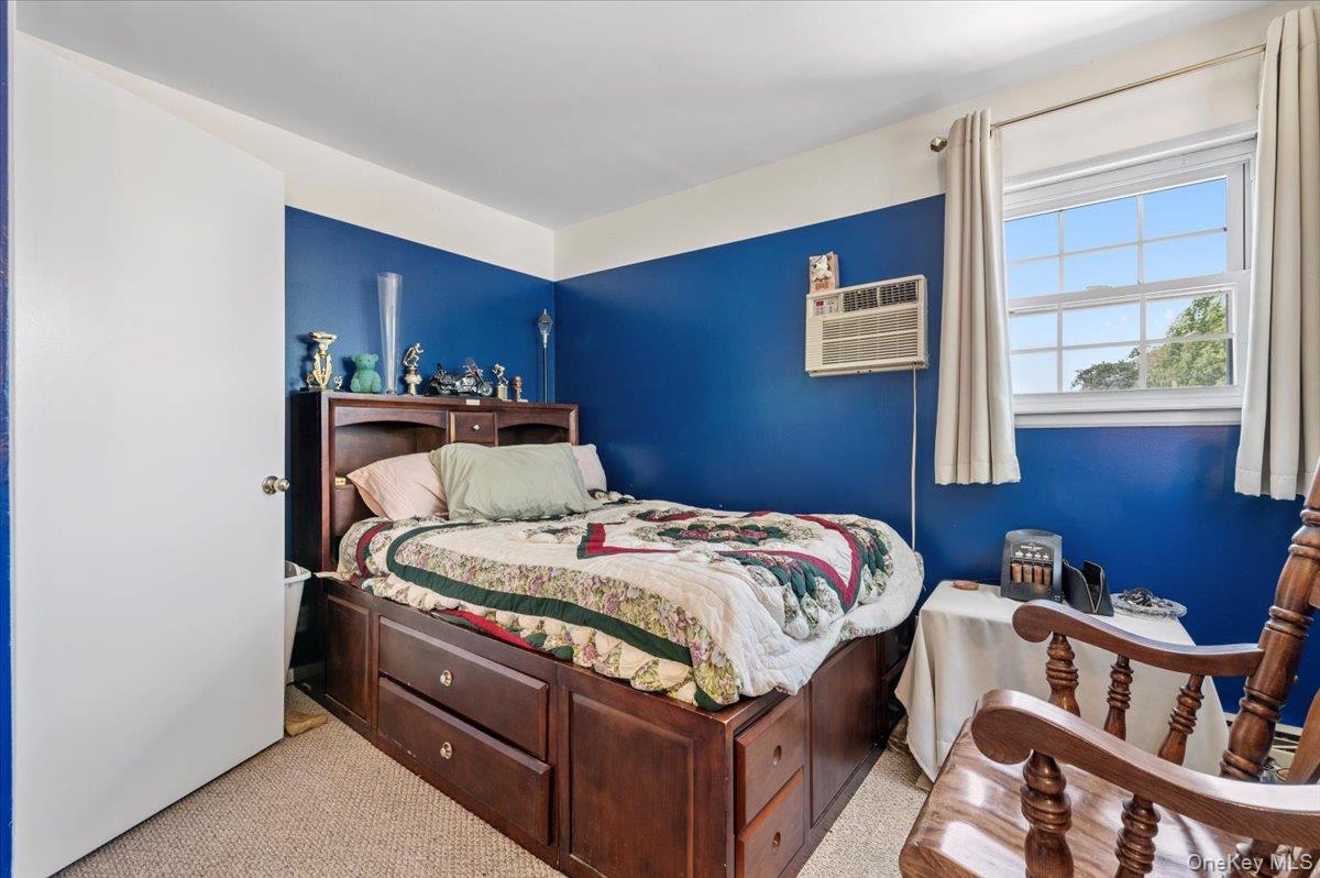 46 Knoll Street, Lindenhurst, NY 11757