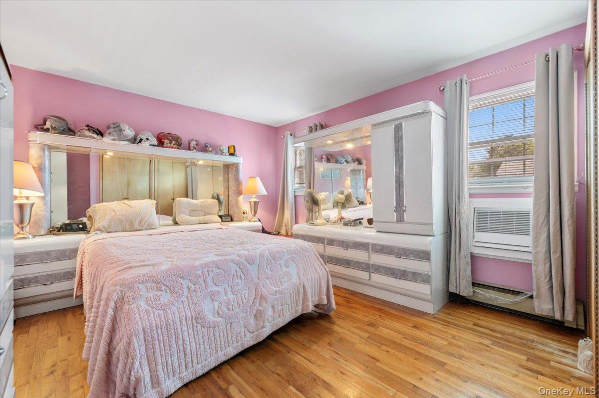 46 Knoll Street, Lindenhurst, NY 11757