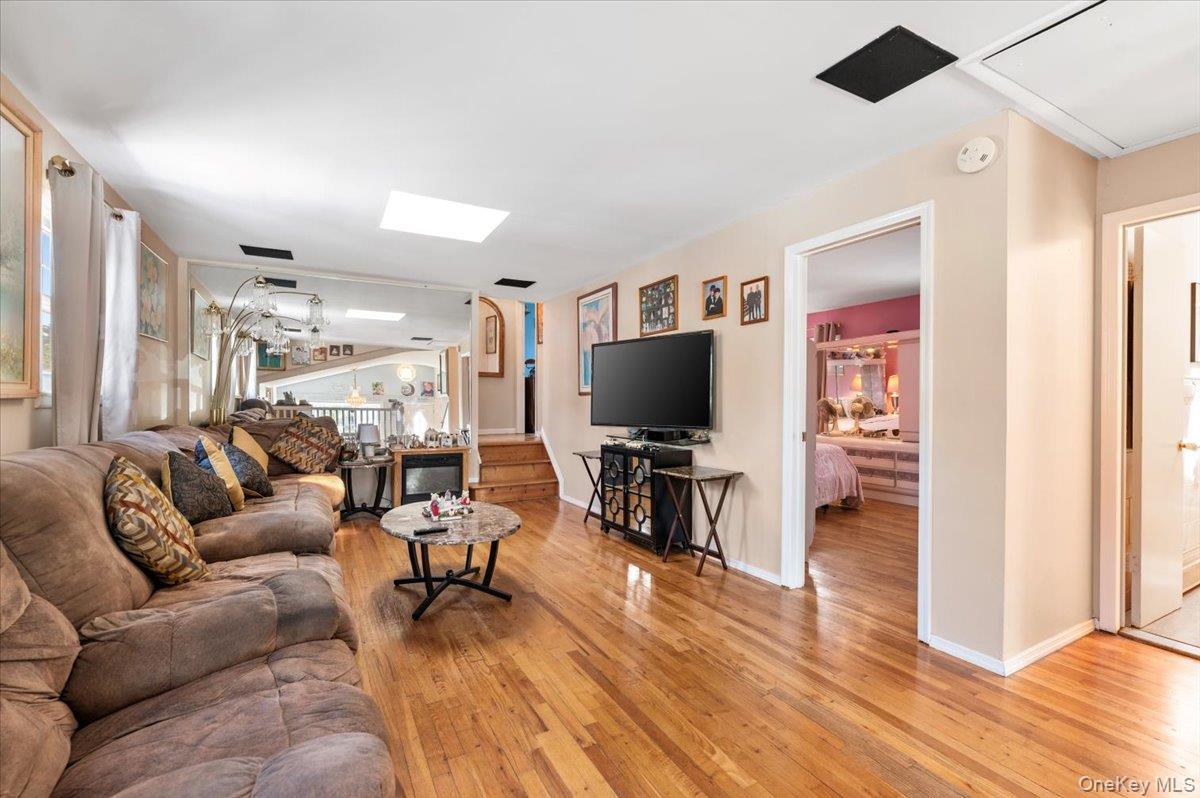 46 Knoll Street, Lindenhurst, NY 11757