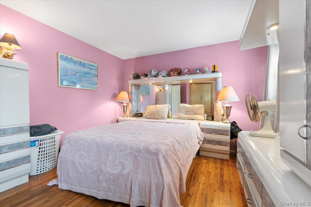 46 Knoll Street, Lindenhurst, NY 11757