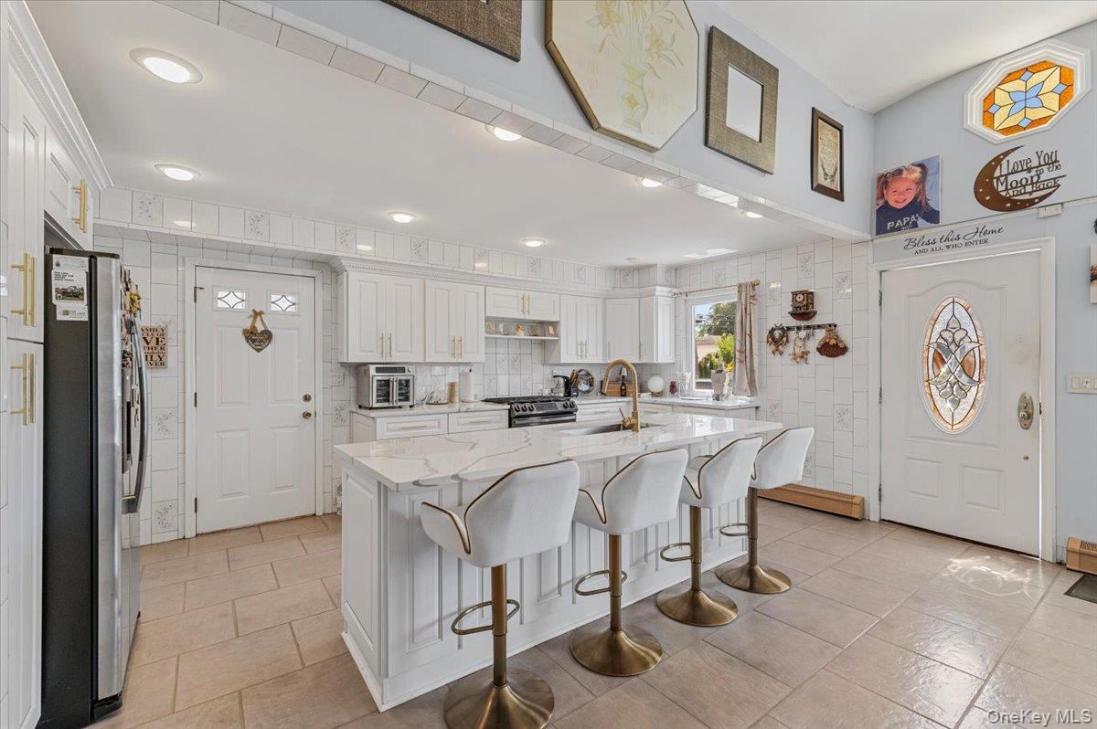 46 Knoll Street, Lindenhurst, NY 11757