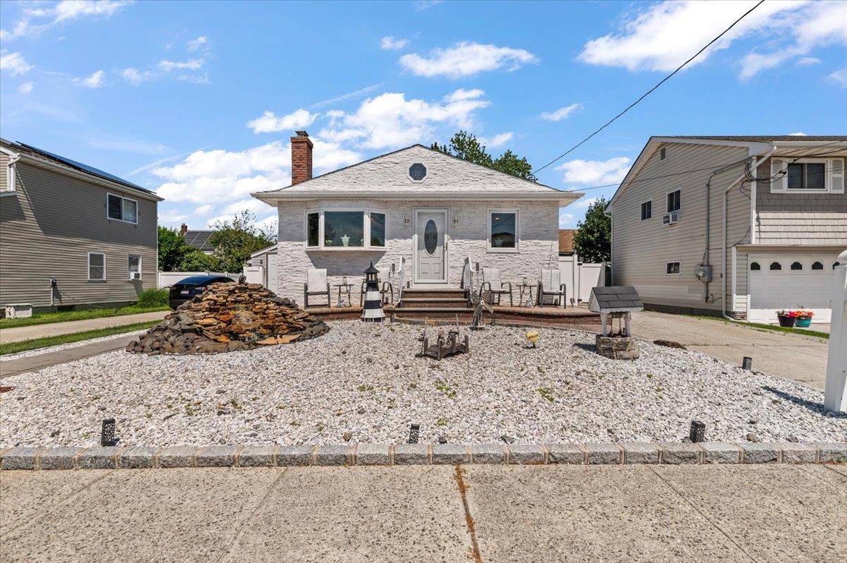 46 Knoll Street, Lindenhurst, NY 11757