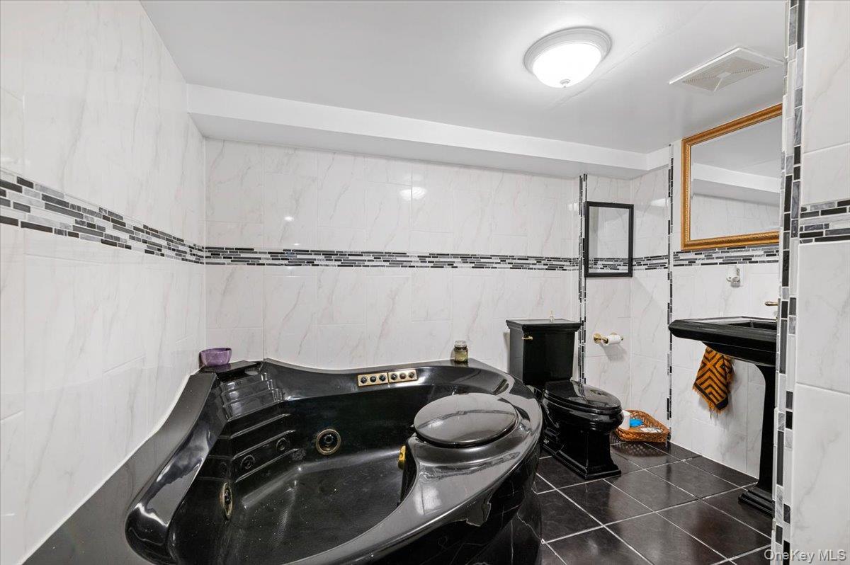 46 Knoll Street, Lindenhurst, NY 11757