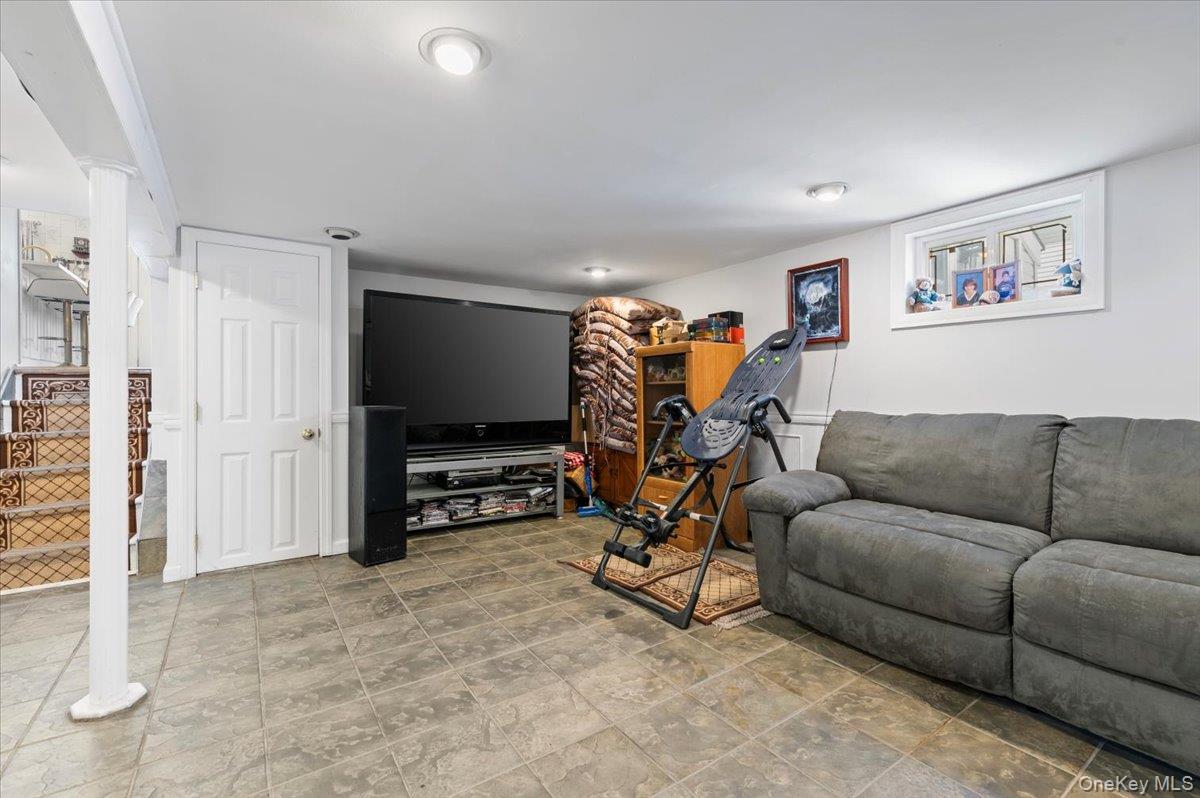 46 Knoll Street, Lindenhurst, NY 11757