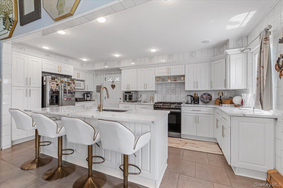 46 Knoll Street, Lindenhurst, NY 11757