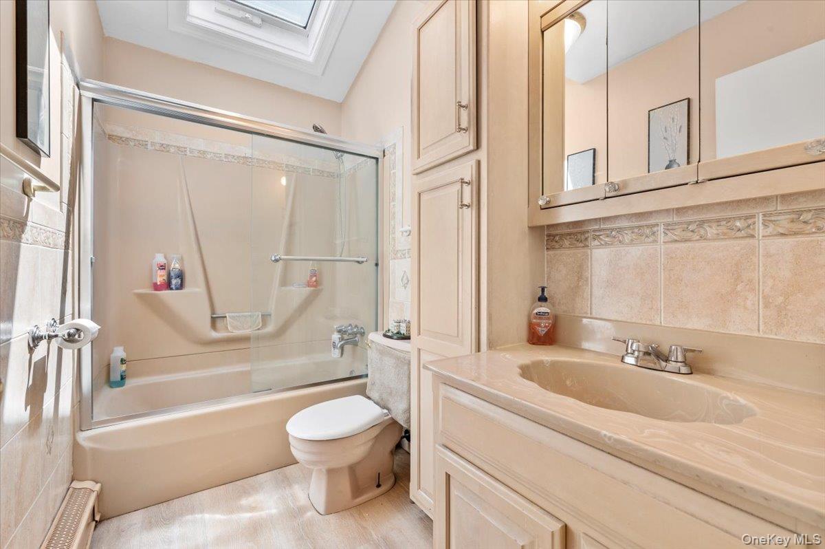 46 Knoll Street, Lindenhurst, NY 11757