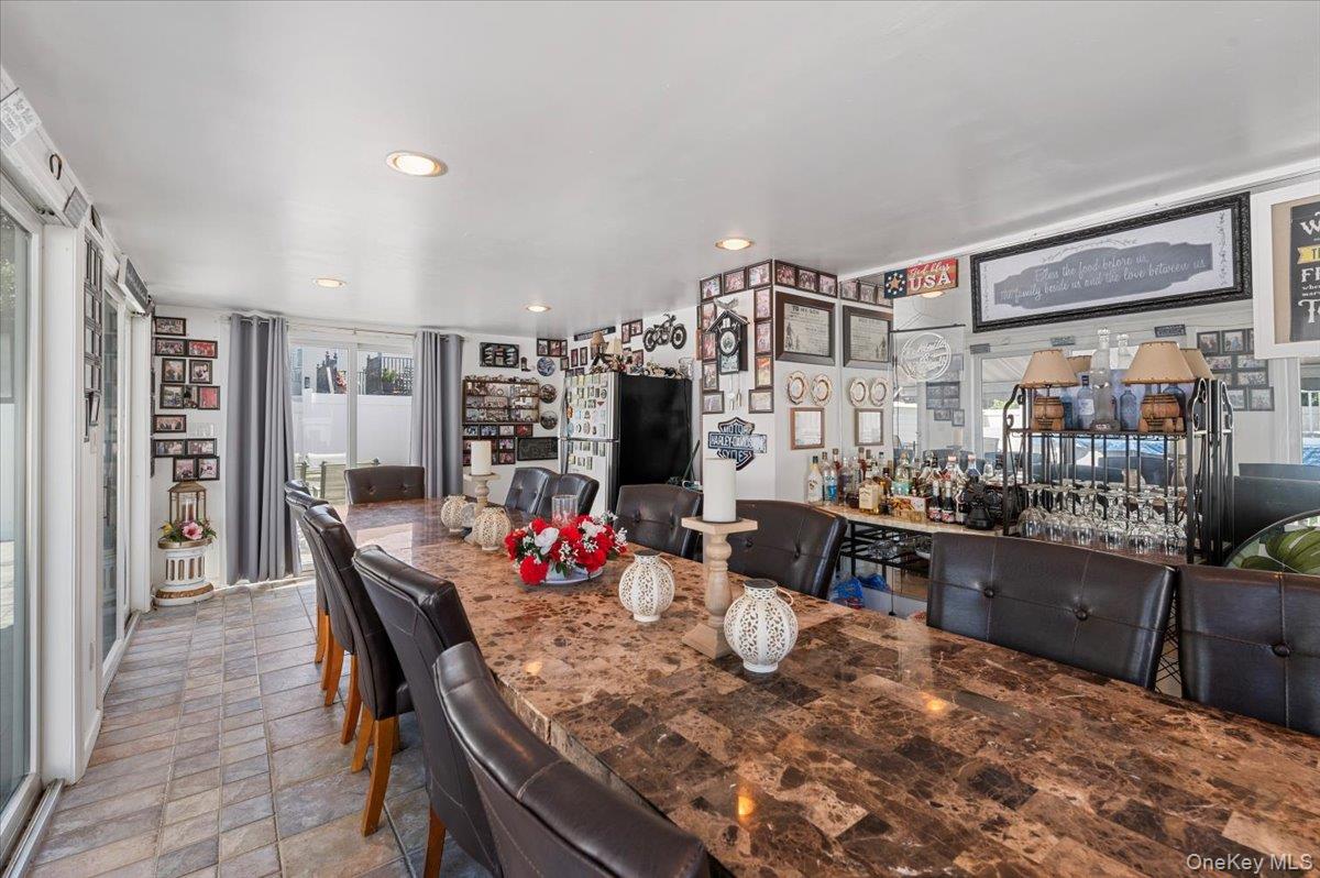 46 Knoll Street, Lindenhurst, NY 11757