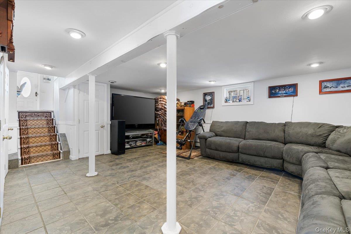 46 Knoll Street, Lindenhurst, NY 11757