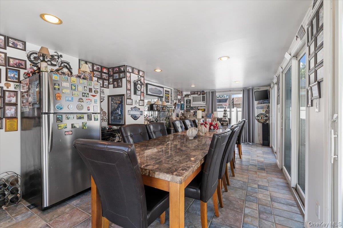 46 Knoll Street, Lindenhurst, NY 11757