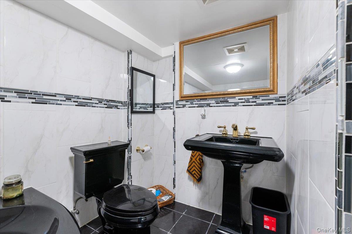 46 Knoll Street, Lindenhurst, NY 11757